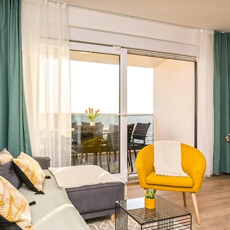Blue Waves, Beachfront Modern * Mandre