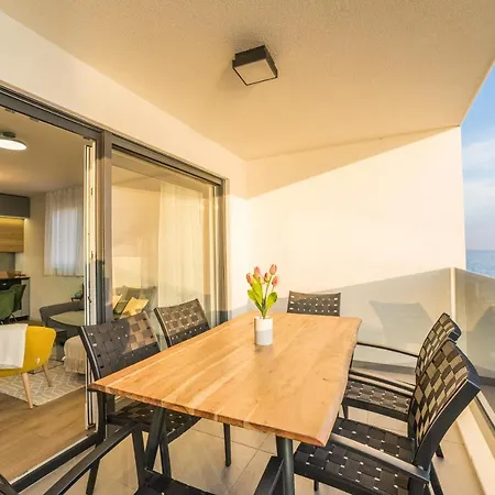 Blue Waves, Beachfront Modern * Mandre