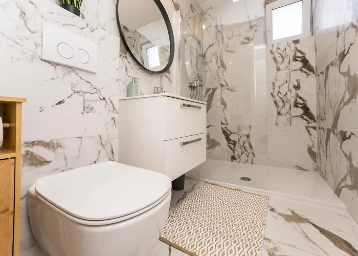 Blue Waves, Beachfront Modern Apartmán *