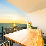 Blue Waves, Beachfront Modern Apartman
