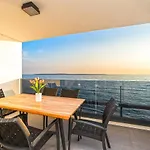 Apartman Blue Waves, Beachfront Modern *