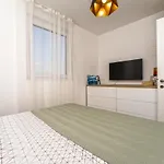 Blue Waves, Beachfront Modern Apartman Mandre