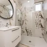 Blue Waves, Beachfront Modern Apartman