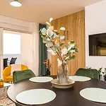 Blue Waves, Beachfront Modern Apartman *