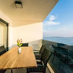 Apartman Blue Waves, Beachfront Modern Mandre