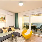 Blue Waves, Beachfront Modern Apartman