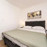 Blue Waves, Beachfront Modern Apartman