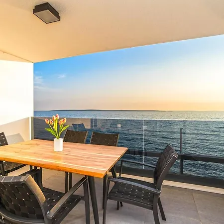 Apartment Blue Waves, Beachfront Modern *