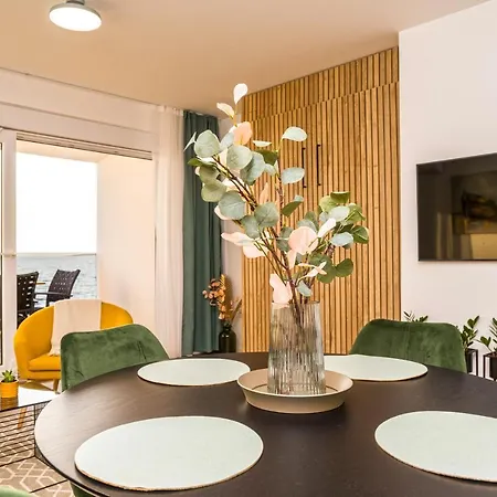 Blue Waves, Beachfront Modern Apartamento *
