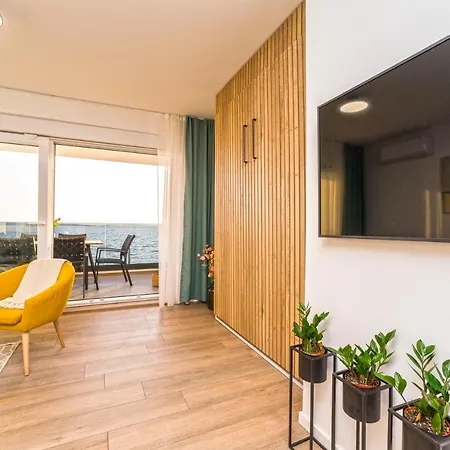 Apartamento Blue Waves, Beachfront Modern Mandre