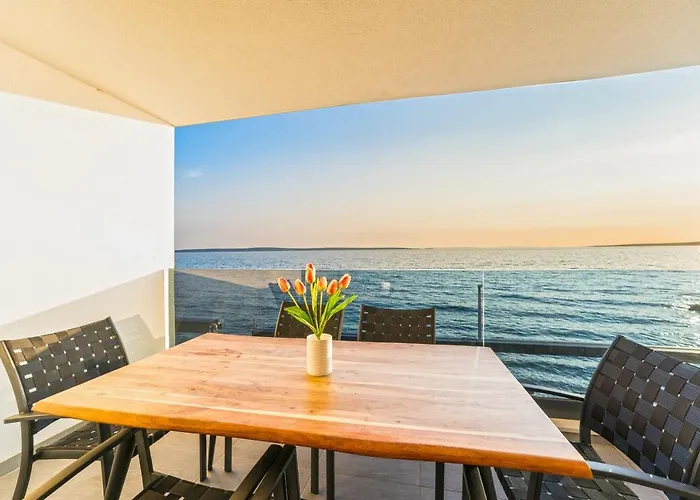 Blue Waves, Beachfront Modern * Мандре