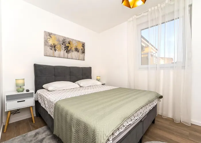 Blue Waves, Beachfront Modern Мандре