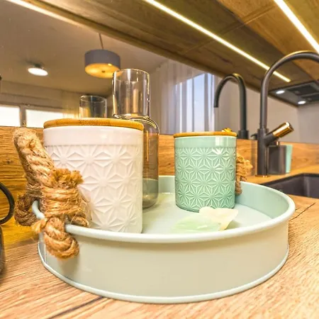 Blue Waves, Beachfront Modern Apartamento Mandre