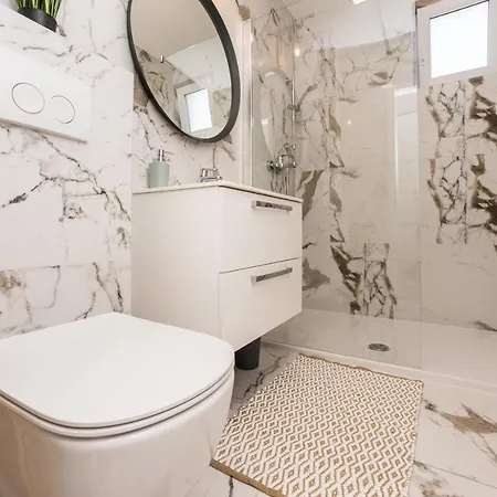 Blue Waves, Beachfront Modern Apartamento *