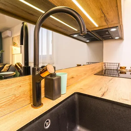 Apartamento Blue Waves, Beachfront Modern Mandre