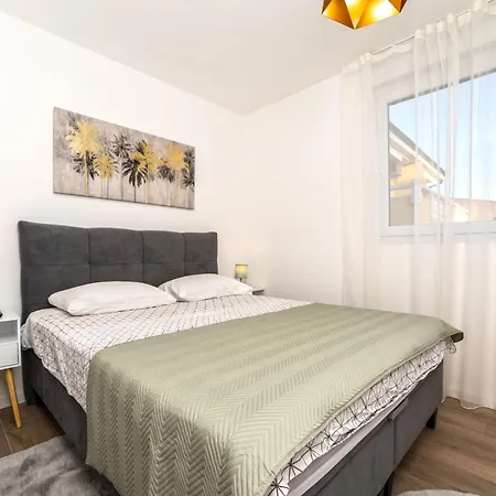 Blue Waves, Beachfront Modern Mandre