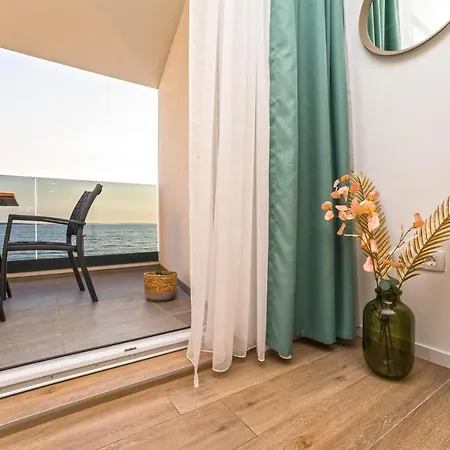 Blue Waves, Beachfront Modern Apartman
