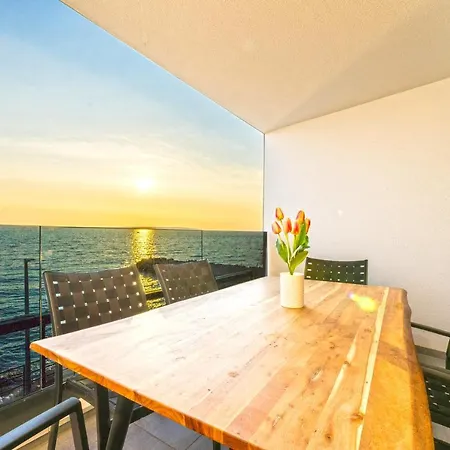 Blue Waves, Beachfront Modern Apartman