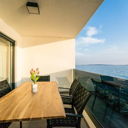 Apartman Blue Waves, Beachfront Modern Mandre
