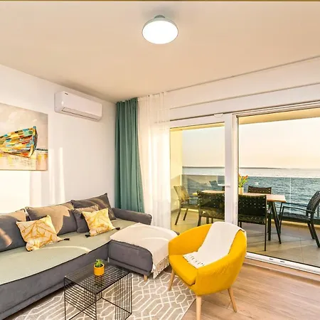 Blue Waves, Beachfront Modern Apartman