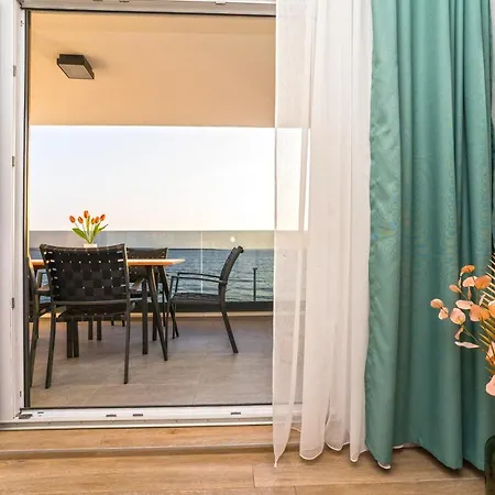 Apartman Blue Waves, Beachfront Modern